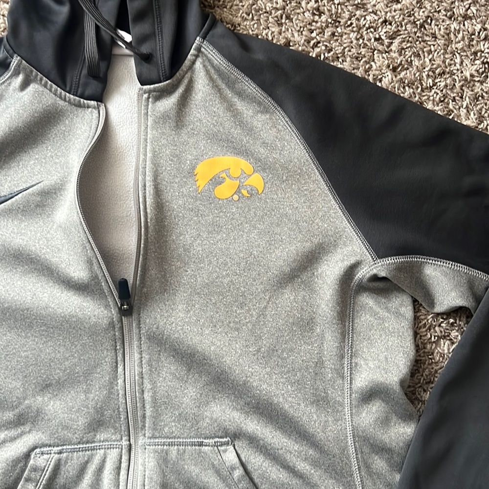 Woman’s Nike, Hawkeyes zip up hoodie. Great condition.